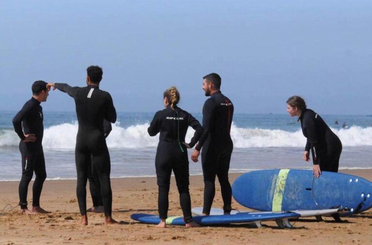 Nos leçons avancées (Surf Guiding) sont destinées aux surfeurs expérimentés. Une fois que vous avez dépassé le stade du décollage, du virage à fond et du plongeon en canard, avec ces leçons, vous pouvez rapidement rendre votre surf plus progressif.