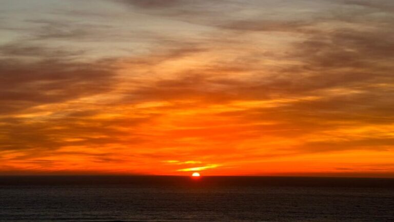 Bien qu'il n'y ait pas de mots ( Sunset / sun down ) ou même d'images qui puissent capturer la vraie beauté de regarder un coucher de soleil