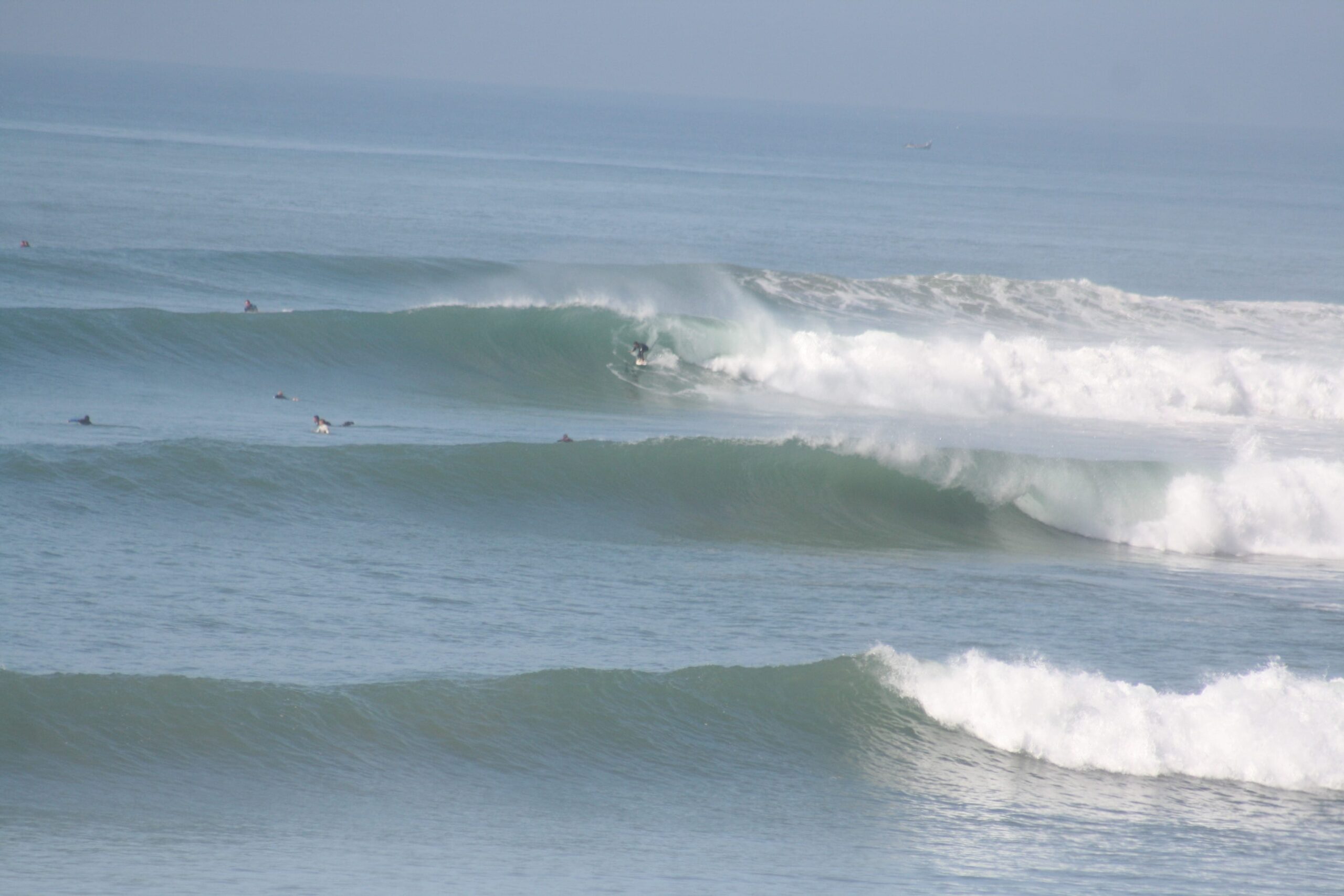 Killer Point Surf Spot, located just a short distance from the famous surf town of Taghazout, is one of the most iconic and challenging surf spots along the Moroccan coast. Known for its powerful, long right-hand point break, Killer Point offers waves that can peel for up to 500 meters on a good day,