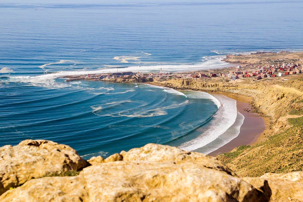 The Bay surf spot at Imsouane is famous for its incredibly long right-hand waves, which can offer rides of over 500 meters. This spot is perfect for surfers of all levels, as the waves are gentle and forgiving, yet long enough to keep advanced surfers entertained.